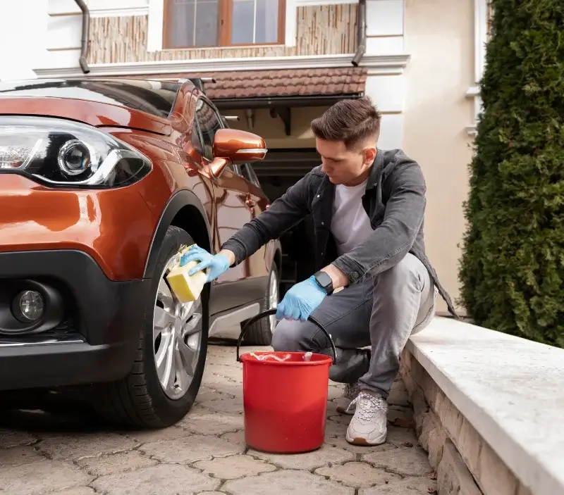 Lavage auto à domicile Mespaul : professionnel intervenant sur un véhicule